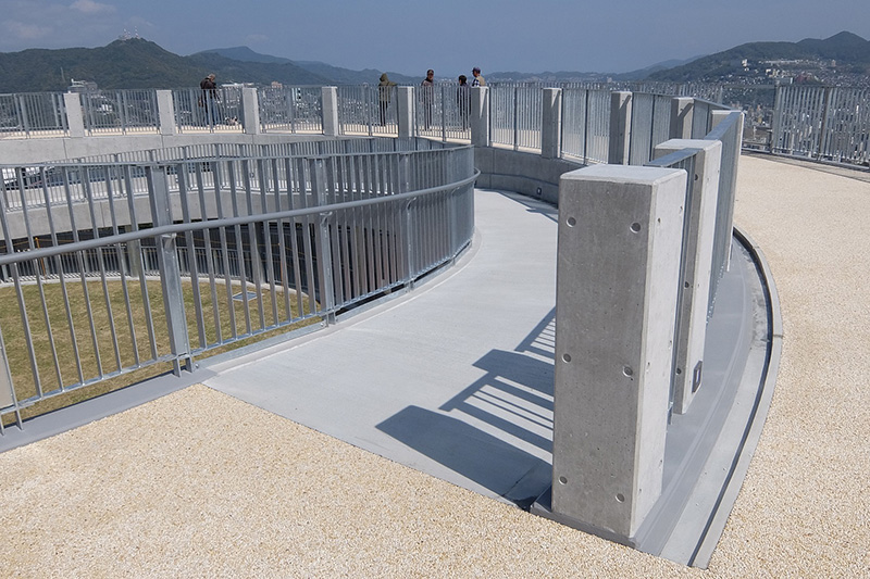 鍋冠山車イス用スロープ